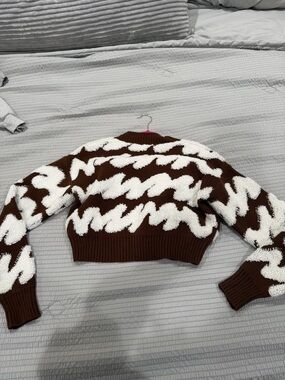 Mystique Boutique Brown & White Wave Knit Pullover